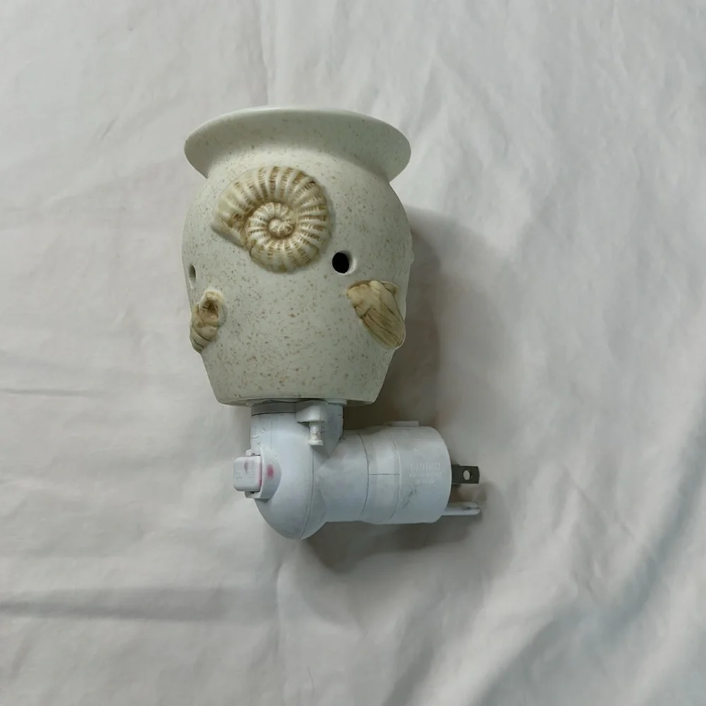 Scentsy seashells nightlight wax melt warmer. Beige color with raised seashell.